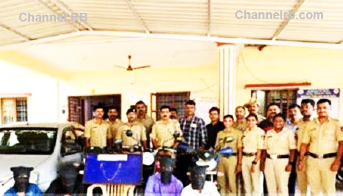 You are currently viewing അഞ്ചംഗ കവര്‍ച്ചാസംഘം അറസ്റ്റില്‍; വാഹനങ്ങളും ആഭരണങ്ങളും പിടിച്ചെടുത്തു, മോട്ടോര്‍ സൈക്കിളുകളും കാറും തടഞ്ഞുനിര്‍ത്തി പരിശോധിച്ചപ്പോൾ ആണ് നാല് പ്രതികള്‍ പിടിയിലായത്