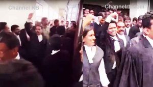 Read more about the article മജിസ്ട്രേറ്റിനെതിരെ പോ പുല്ലേ, പോടീ പുല്ലേ വിളികളുമായി അഭിഭാഷകര്‍; പ്രതിഷേധം വ്യാജരേഖ ചമച്ചുവെന്ന വക്കീലിനെതിരെ കേസെടുത്തപ്പോള്‍