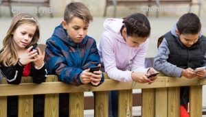 Read more about the article കുട്ടികള്‍ ഒരു മണിക്കൂറില്‍ കൂടുതല്‍ ഫോണ്‍ ഉപയോഗിക്കുന്നു? സൂക്ഷിക്കുക; കാത്തിരിക്കുന്നത് വലിയ മാനസിക പ്രശ്നങ്ങള്‍