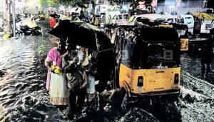 Read more about the article മിഷോങ് ചുഴലിക്കാറ്റ്; പേമാരിയില്‍ മുങ്ങി ചെന്നൈ നഗരം, രണ്ട് മരണം, നിരവധി കാറുകള്‍ ഒലിച്ചു പോയി, വിമാനത്താവളം അടച്ചു, 118 ട്രെയിനുകള്‍ റദ്ദാക്കി, ആറു ജില്ലകളിൽ പൊതു അവധി