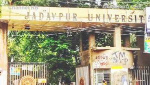 Read more about the article ബിരുദ ദാനത്തിന് തൊട്ടുമുമ്പ് ജാദവ്പൂര്‍ വി.സിയെ നീക്കി ഗവര്‍ണര്‍; മണിക്കൂറുകള്‍ക്ക് അകം പുനര്‍നിയമിച്ച്‌ ബംഗാള്‍ സര്‍ക്കാര്‍