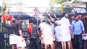 Read more about the article കോൺഗ്രസ് മാർച്ച് അക്രമാസക്തം; പൊലീസിന് നേരെ കല്ലെറും, ജലപീരങ്കിയും കണ്ണീർ വാതകവും പ്രയോഗിച്ചു,  രൂക്ഷമായി വിമർശിച്ച് കോൺഗ്രസ് നേതാക്കൾ