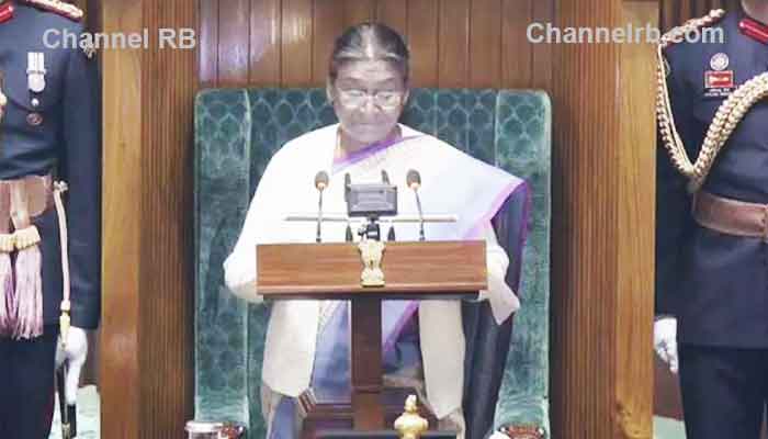 You are currently viewing ‘രാജ്യം കടന്നു പോകുന്നത് ഐതിഹാസിക നേട്ടങ്ങളിലൂടെ, ഇന്ത്യ ശരിയായ ദിശയിൽ’; നേട്ടങ്ങൾ എണ്ണിപ്പറഞ്ഞ് രാഷ്ട്രപതിയുടെ നയപ്രഖ്യാപനം