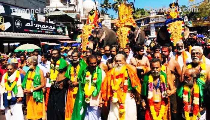 Read more about the article ഭക്‌തിയുടെ നിർവൃതിയിൽ എരുമേലി പേട്ട തുള്ളൽ; ആചാര പെരുമയില്‍ അമ്പലപ്പുഴ, ആലങ്ങാട് സംഘങ്ങള്‍