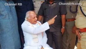 Read more about the article കരിങ്കൊടി പ്രതിഷേധം; ക്ഷുഭിതനായി ഗവര്‍ണര്‍, വാഹനത്തില്‍ കയറാതെ വഴിയിലിരുന്ന് പ്രതിഷേധം