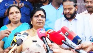 Read more about the article സർക്കാർ അഞ്ച് പശുക്കളെ നൽകുമെന്ന് മന്ത്രി ചിഞ്ചുറാണി; മാത്യു ബെന്നിയുടെ കുടുംബത്തെ മന്ത്രിമാർ സന്ദർശിച്ചു, വില്ലനായി സയനൈഡ് കപ്പത്തൊണ്ട്