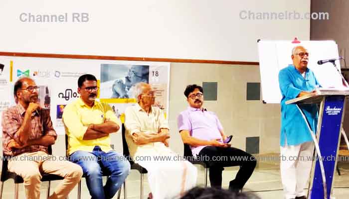 You are currently viewing മാറുന്ന സിനിമാ കാലത്തിൻ്റെ കഥ തുറന്നുകാട്ടി ‘നിര്‍മ്മാല്യം’ പ്രദര്‍ശനം; എം.ടിക്ക് കാസര്‍കോടിൻ്റെ ആദരം, കവി പി.എന്‍ ഗോപീകൃഷ്‌ണന്‍ പ്രഭാഷണം നടത്തി