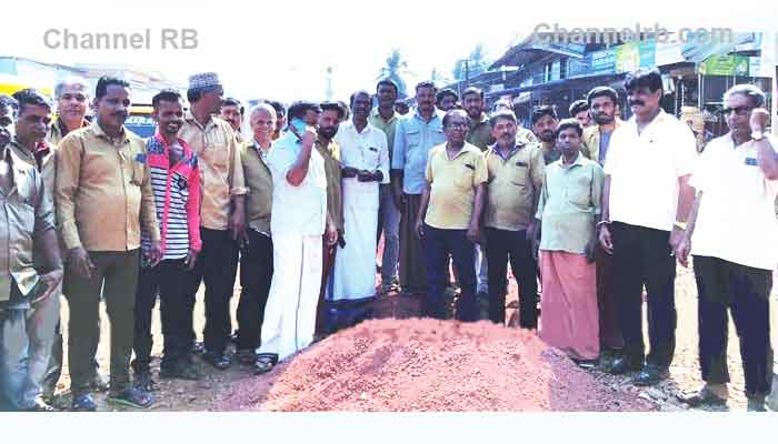 You are currently viewing ബദിയടുക്കയില്‍ ബസ് കാത്തിരിപ്പ് കേന്ദ്രം നിര്‍മ്മാണം തടഞ്ഞു; ഓട്ടോ സ്റ്റാണ്ടില്‍ അനുവദിക്കില്ലെന്നും സി.ഐ.ടി.യു തൊഴിലാളികള്‍ മുന്നറിയിച്ചു