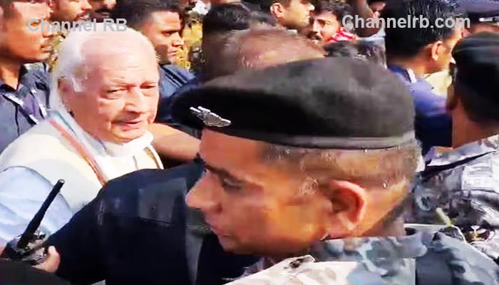 You are currently viewing മട്ടന്നൂരിൽ ഗവർണർക്ക് എതിരെ എസ്.എഫ്.ഐ കരിങ്കൊടി പ്രതിഷേധം; വാഹനത്തിൽ നിന്നും ഇറങ്ങി വെല്ലുവിളിച്ച് ആരിഫ് മുഹമ്മദ് ഖാൻ