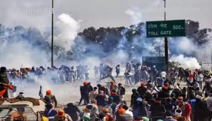 Read more about the article ഡ്രോൺ ഉപയോഗിച്ച് വീണ്ടും കർഷകർക്ക് നേരെ വാതകം പ്രയോഗിച്ചു; ഷെൽ പതിച്ച് ഒരു കർഷകൻ കൊല്ലപ്പെട്ടു, ഡൽഹി ചലോ മാർച്ചിൽ സംഘർഷം