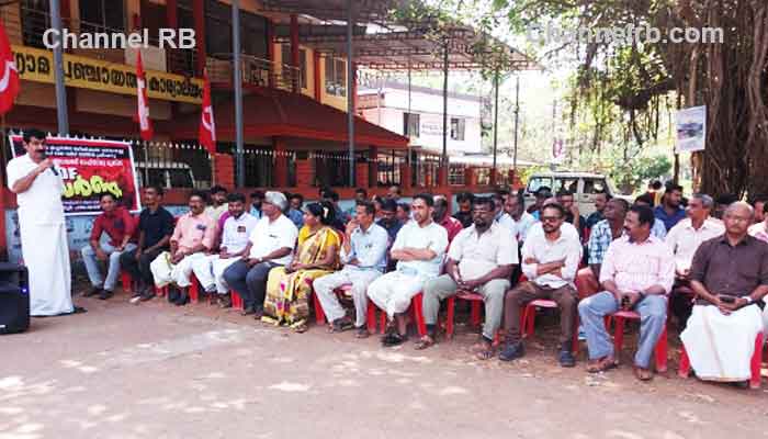 You are currently viewing മധൂര്‍ പഞ്ചായത്തിന് മുന്നില്‍ എല്‍.ഡി.എഫ്. ധര്‍ണാ സമരം; വോട്ടർ പട്ടിക പുതുക്കാൻ പകർപ്പ് എടുക്കേണ്ട പ്രവർത്തിയിൽ ആണ് വെട്ടിപ്പ് നടത്തിയതെന്ന് സമരക്കാർ