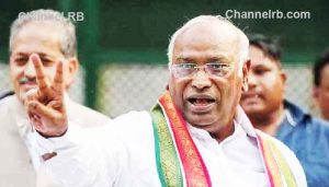 Read more about the article ‘ബി.ജെ.പിയുടെയും നരേന്ദ്ര മോദിയുടെയും കൊടി ഉയരാൻ അനുവദിക്കരുത്’; കേന്ദ്ര സർക്കാരിനെ കടുത്ത ഭാഷയിൽ വിമർശിച്ച് മല്ലികാർജുൻ ഖാർഗെ