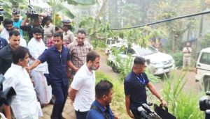 Read more about the article രാഹുൽ ഗാന്ധി വയനാട്ടിൽ; ആദ്യം എത്തിയത് ചാലിഗദ്ധയില്‍ കൊല്ലപ്പെട്ട അജീഷിന്‍റെ വീട്ടിൽ