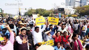 Read more about the article ആം ആദ്‌മി മന്ത്രിമാരടക്കം തെരുവിൽ; ഡൽഹിയിലും രാജ്യമാകെയും പ്രതിഷേധം ശക്തം, പ്രധാന മന്ത്രിയുടെ കോലം കത്തിച്ചു