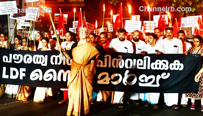 You are currently viewing പൗരത്വ ഭേദഗതി നിയമം; എൽ.ഡി.എഫ് സ്ഥാനാർഥി ആനി രാജയുടെ നേതൃത്വത്തിൽ നൈറ്റ് മാർച്ച് സംഘടിപ്പിച്ച് പ്രതിഷേധം, വൻ ജനാവലി