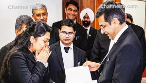 Read more about the article സുപ്രീം കോടതിയിലെ പാചകക്കാരൻ്റെ മകള്‍ക്ക് നിയമത്തില്‍ ഉന്നത സ്‌കോളര്‍ഷിപ്പ്; അഭിനന്ദനവുമായി ചീഫ് ജസ്റ്റിസും ജഡ്‌ജിമാരും