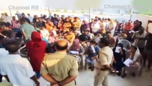 Read more about the article ഡ്രൈവിങ് ടെസ്റ്റുകള്‍ ഒറ്റ ദിവസം കൊണ്ട് അമ്പതിലേക്ക് കുറച്ചപ്പോള്‍ വലഞ്ഞത് ജനം; എല്ലാ ടെസ്റ്റിങ് കേന്ദ്രങ്ങളിലും പ്രതിഷേധം, മോട്ടോര്‍ വാഹന വകുപ്പ് ഉദ്യോഗസ്ഥര്‍ വലഞ്ഞു