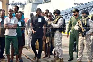 Read more about the article 40 മണിക്കൂർനീണ്ട പോരാട്ടം; നാവിക സേനാ കമാൻഡോകൾ 35 സൊമാലിയൻ കടൽക്കൊള്ളക്കാരെ പിടികൂടി മുംബൈയിലെത്തിച്ചു; ഐ.എൻ.എസ്. കൊൽക്കത്തയാണ് കൊള്ളകരുമായി തീരത്ത് എത്തിയത്