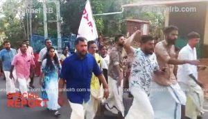 Read more about the article ബേഡകത്തെ വനിതാ പഞ്ചായത്ത് പ്രസിഡണ്ടിന് നേരെ അധിക്ഷേപം; യൂത്ത് കോൺഗ്രസ് നേതാവിനെ അറസ്റ്റ് ചെയ്യണമെന്ന് ആവശ്യപ്പെട്ട് ഡി.വൈ.എഫ്.ഐ പ്രകടനം, കേസന്വേഷിക്കുന്ന പോലീസ് ഉദ്യോഗസ്ഥൻ വിഷം കഴിച്ച് ആശുപത്രിയിൽ