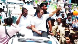 Read more about the article ആവേശം വിതറി വയനാട്ടില്‍ രാഹുലിൻ്റെ റോഡ് ഷോ; റോഡരികില്‍ രാഹുലിനെ കാണാന്‍ വന്‍ ജനാവലി, ഇത്തവണയും കൊടിയില്ല