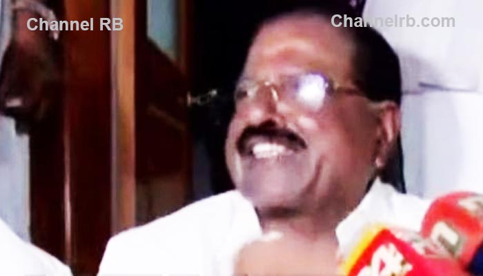 You are currently viewing കുത്തിയിരിപ്പ് പ്രതിഷേധവുമായി രാജ്മോഹന്‍ ഉണ്ണിത്താന്‍; ‘ഒരു മണിക്കൂര്‍ മുമ്പെത്തിയിട്ടും തനിക്ക് ടോക്കണില്ല, ആര്‍ക്ക് വേണം ഈ ഔദാര്യമെന്നും’ ഉണ്ണിത്താന്‍