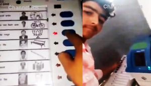 Read more about the article ഒരു ബൂത്തിൽ ബി.ജെ.പി സ്ഥാനാർത്ഥിക്ക് എട്ടുതവണ വോട്ട് ചെയ്‌ത്‌ യുവാവ്; വീഡിയോ വൈറൽ, തിരഞ്ഞെടുപ്പ് കമ്മീഷന്‍ നിങ്ങള്‍ ഉറക്കമുണരാനുള്ള സമയമാണ് എന്ന് കോണ്‍ഗ്രസ്