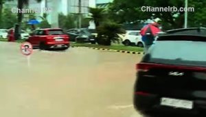 Read more about the article വെള്ളത്തില്‍ മുങ്ങി കൊച്ചി നഗരം, ഗതാഗതക്കുരുക്ക്; നെയ്യാറ്റിന്‍കര ശ്രീകൃഷ്‌ണ സ്വാമി ക്ഷേത്രത്തിൻ്റെ മതില്‍ ഇടിഞ്ഞുവീണു, കനത്തമഴ ആറ് ജില്ലകളില്‍, നാല് മരണം