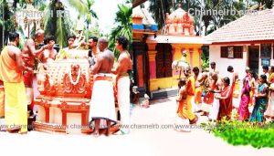 Read more about the article ഹൊസ്‌ദുർഗ് രാജേശ്വരി മഠത്തിൽ ശിഖര കലശാഭിഷേകം നടന്നു; ദേവിയെ എഴുന്നള്ളിച്ച് കണ്ണിൽ കൺമഷി എഴുതി