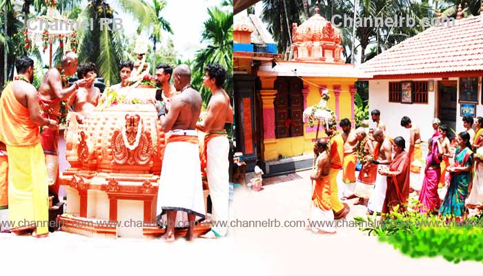 You are currently viewing ഹൊസ്‌ദുർഗ് രാജേശ്വരി മഠത്തിൽ ശിഖര കലശാഭിഷേകം നടന്നു; ദേവിയെ എഴുന്നള്ളിച്ച് കണ്ണിൽ കൺമഷി എഴുതി