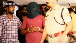 Read more about the article ‘ക്രൂര സ്വഭാവമുള്ള ഇയാളെ തല്ലി കൊല്ലണം, ഞങ്ങൾ കൊല്ലും’; പടന്നക്കാട് പീഡന കേസ് പ്രതിയെ തെളിവെടുപ്പിന് എത്തിച്ചു, അക്രമാസക്തരായി ജനക്കൂട്ടം