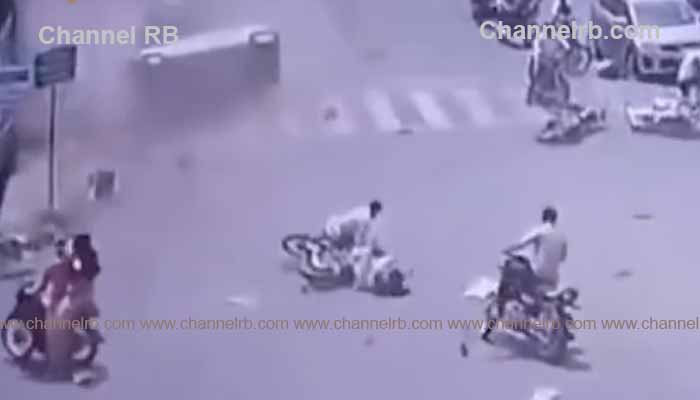 Read more about the article അമിത വേ​ഗതയിൽ എത്തിയ കാർ അഞ്ച് ബൈക്കുകളെ ഇടിച്ചു തെറിപ്പിച്ചു; മൂന്നുപേർ കൊല്ലപ്പെട്ടു, ഞെട്ടിക്കുന്ന അപകടം, വീഡിയോ കാണാം