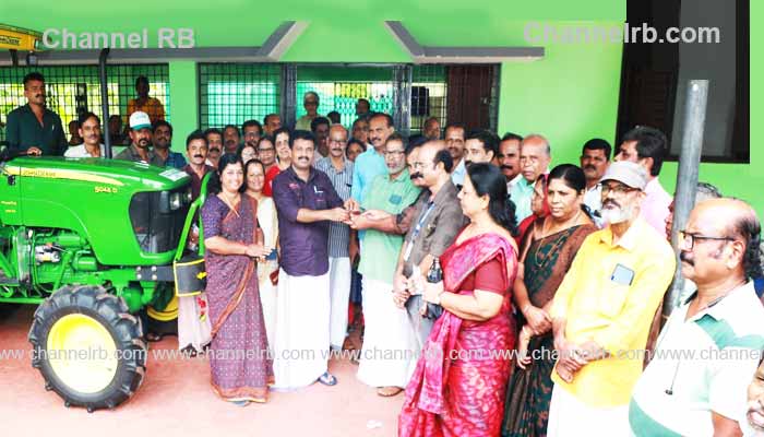 Read more about the article ട്രാക്‌ടർ കൈമാറി; നെൽകൃഷി വികസന ലക്ഷ്യത്തോടെ കൃഷിക്കാരെ സഹായിക്കാൻ