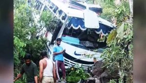 Read more about the article ഭീകര അക്രമണത്തിൽ പത്തുപേര്‍ കൊല്ലപ്പെട്ടു; തീര്‍ഥാടകര്‍ സഞ്ചരിച്ച ബസിന് നേര്‍ക്കാണ് വെടിവയ്പ്പ്, നിയന്ത്രണം വിട്ട് ബസ് കൊക്കയിലേക്ക് മറിഞ്ഞു