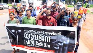 Read more about the article ഹൈമാസ് ലൈറ്റ് സ്ഥാപിച്ചതിൽ കോടികളുടെ അഴിമതി; രാജ്‌മോഹൻ ഉണ്ണിത്താൻ എം.പിയുടെ വസതിയിലേക്ക് ഡി.വൈ.എഫ്.ഐ മാർച്ച് നടത്തി