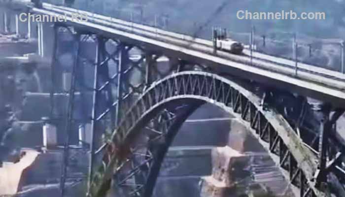 You are currently viewing ലോകത്തെ ഏറ്റവും ഉയരം കൂടിയ റെയില്‍വേ പാലത്തിലൂടെ ഇന്ത്യൻ റയിൽവേയുടെ പരീക്ഷണ ഓട്ടം വിജയകരം; ഈഫല്‍ ടവറിനെക്കാള്‍ ഉയരത്തിൽ ഇനി വന്ദേഭാരത് ഓടും