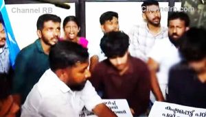 Read more about the article മലബാറിലെ പ്ലസ് വണ്‍ സീറ്റ് പ്രതിസന്ധി; ആര്‍.ഡി.ഡി ഓഫീസ് ഉപരോധിച്ച്‌ കെ.എസ്‌.യു പ്രവർത്തകർ