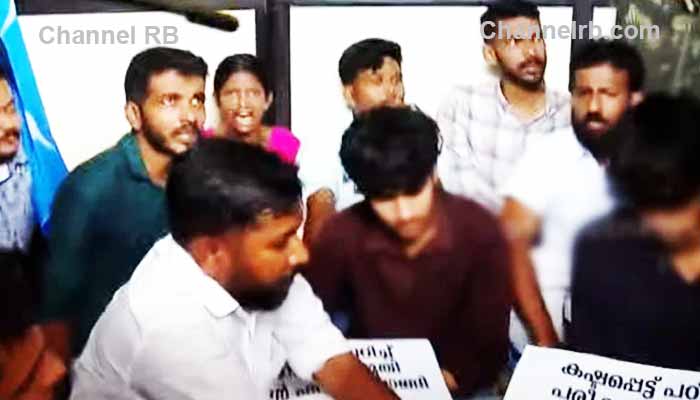 You are currently viewing മലബാറിലെ പ്ലസ് വണ്‍ സീറ്റ് പ്രതിസന്ധി; ആര്‍.ഡി.ഡി ഓഫീസ് ഉപരോധിച്ച്‌ കെ.എസ്‌.യു പ്രവർത്തകർ