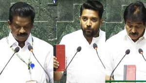 Read more about the article കേരളത്തിലെ എം.പിമാർ ഭരണഘടന ഉയർത്തിപ്പിടിച്ച്; ലോക്‌സഭയിൽ സത്യപ്രതിജ്ഞ