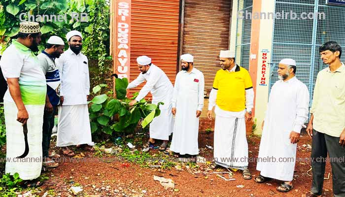 You are currently viewing ‘പച്ചമണ്ണിൻ്റെ ഗന്ധം അറിയുക പച്ചമനുഷ്യൻ്റെ രാഷ്ട്രീയം പറയുക’; എസ്.വൈ.എസ് ക്ളീനപ്പ് കേരള, ബദിയഡുക്ക സോൺതല ഉൽഘാടനം, സ്‌കൂൾ റോഡ് ശുചീകരിച്ചു