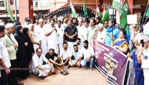 Read more about the article മധൂർ ഗ്രാമ പഞ്ചായത്ത് ഭരണസമിതിക്ക് എതിരെ യു.ഡി.എഫ് മാർച്ചിൽ പ്രതിഷേധം ശക്തമായി; ഓഫീസിന് മുന്നിൽ മാർച്ച് പോലീസ് തടഞ്ഞു
