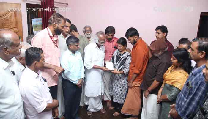 Read more about the article മരണപ്പെട്ട പി.കേളുവിൻ്റെ വീട്ടിലെത്തി മന്ത്രി രാമചന്ദ്രൻ കടന്നപ്പള്ളി ധനസഹായം കൈമാറി; 14 ലക്ഷം രൂപയുടെ ചെക്കാണ് ഭാര്യക്ക് കൈമാറിയത്