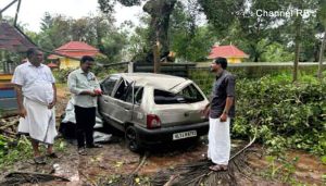 Read more about the article വീടുകൾക്ക് കേടുപാട് സംഭവിച്ചു; മേൽക്കൂരയിലെ ഷീറ്റുകൾ പറന്നുപോയി; തൃക്കരിപ്പൂരിൽ ചുഴലിക്കാറ്റ്, അരക്കോടിയുടെ നാശനഷ്ടം
