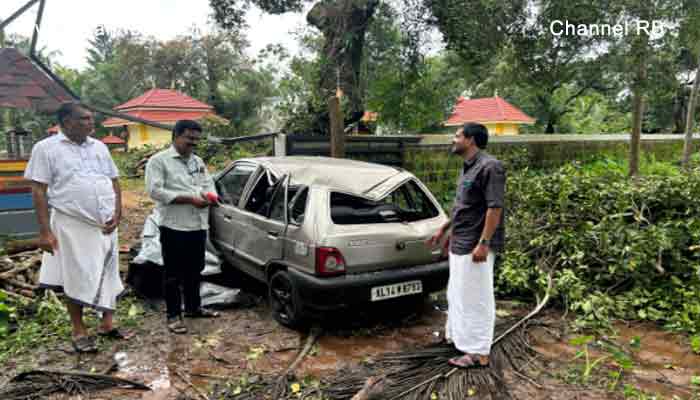 Read more about the article വീടുകൾക്ക് കേടുപാട് സംഭവിച്ചു; മേൽക്കൂരയിലെ ഷീറ്റുകൾ പറന്നുപോയി; തൃക്കരിപ്പൂരിൽ ചുഴലിക്കാറ്റ്, അരക്കോടിയുടെ നാശനഷ്ടം