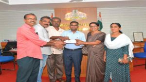 Read more about the article വയനാട്ടിലെ ദുരന്ത ബാധിതർക്കായി കൈകോർത്ത് ജി.എച്ച്.എസ്.എസ് ചെമ്മനാട്; 1980-81ലെ എസ്.എസ്.എൽ.സി ബാച്ച് ജില്ലാ കലക്ടർക്ക് തുക കൈമാറി
