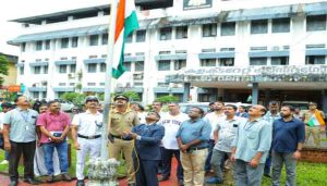 Read more about the article കാസര്‍കോട് കളക്ടറേറ്റില്‍ ജില്ലാ കളക്ടര്‍ ദേശീയ പതാകയുര്‍ത്തി