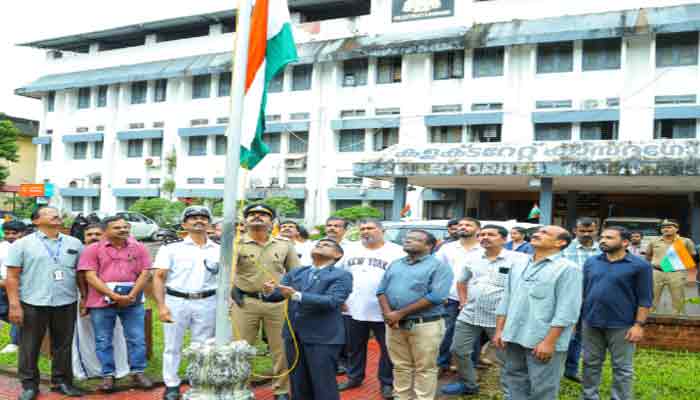 Read more about the article കാസര്‍കോട് കളക്ടറേറ്റില്‍ ജില്ലാ കളക്ടര്‍ ദേശീയ പതാകയുര്‍ത്തി