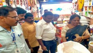 Read more about the article പൊതു കമ്പോളത്തിൽ പൂഴ്ത്തിവെപ്പും കരിഞ്ചന്തയും, വിലക്കയറ്റവും; കുമ്പള പട്ടണങ്ങളിൽ വിവിധ കടകളിൽ പരിശോധന നടത്തി