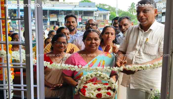 Read more about the article പൂക്കളുടെ വസന്തകാലമൊരുക്കാൻ ഹരിത കർമ്മസേന; ഹരിത ഫ്‌ളവേഴ്‌സ് തുറന്നു
