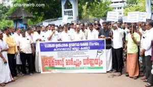Read more about the article ചെങ്കൽ ക്വറി ഉടമകൾ അനിശ്ചിതകാല നിരാഹാര സമരത്തിലേക്ക്; ഇതിന് മുന്നോടിയായി കളക്ട്രേറ്റ് മാർച്ചും ധർണ്ണയും സംഘടിപ്പിച്ചു
