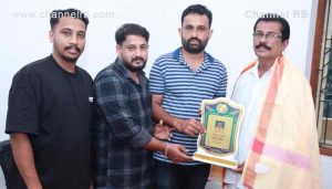 Read more about the article ദേശീയ അധ്യാപക ദിനത്തിൽ അധ്യാപന രംഗത്ത് നാലര പതിറ്റാണ്ട് പൂർത്തിയാക്കിയ ടി. മാധവൻ മാസ്റ്ററെ ആദരിച്ച് ശിഷ്യർ